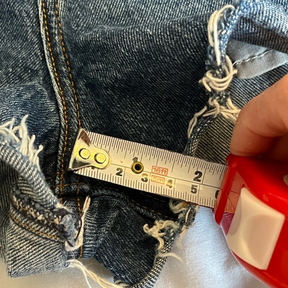 ABERCROMBIE & FITCH High Rise Mom Short, size 28 medium wash cut off's - Picture 12 of 12